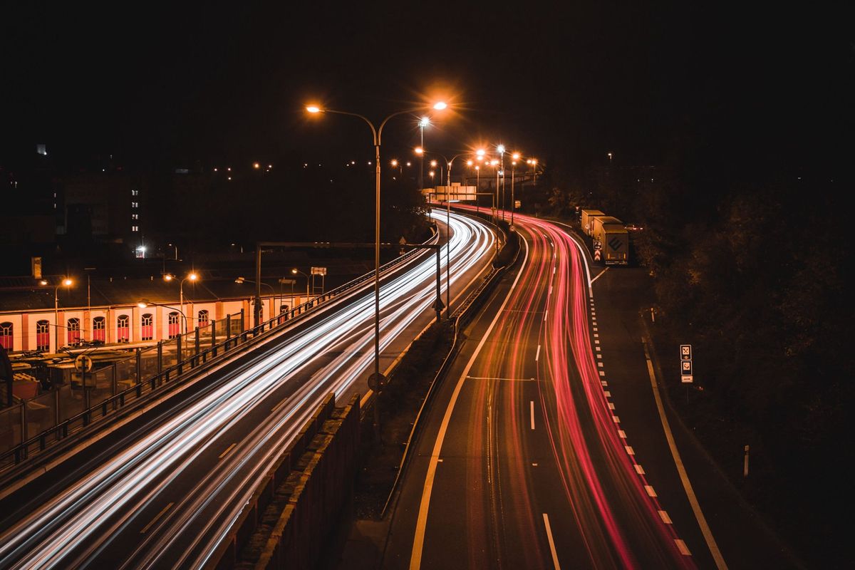 Autoroute de nuit éclairée par des lampadaires