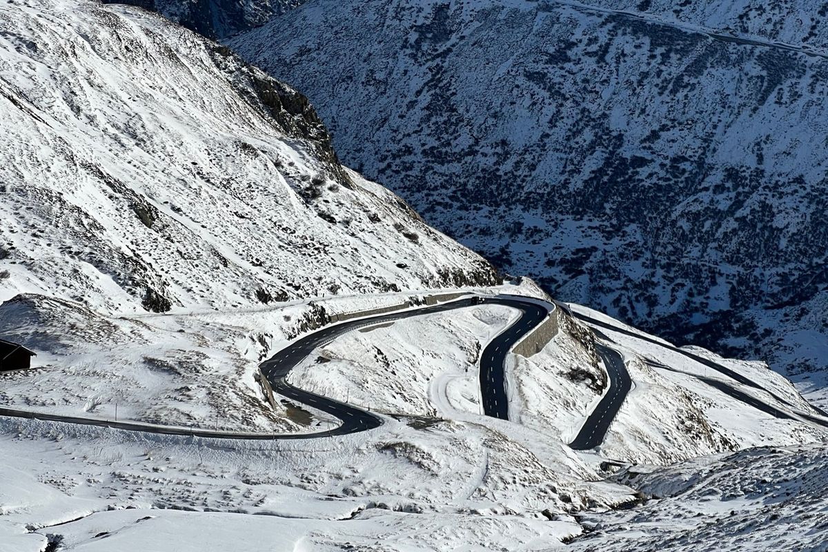 Route de col enneigée en montagne