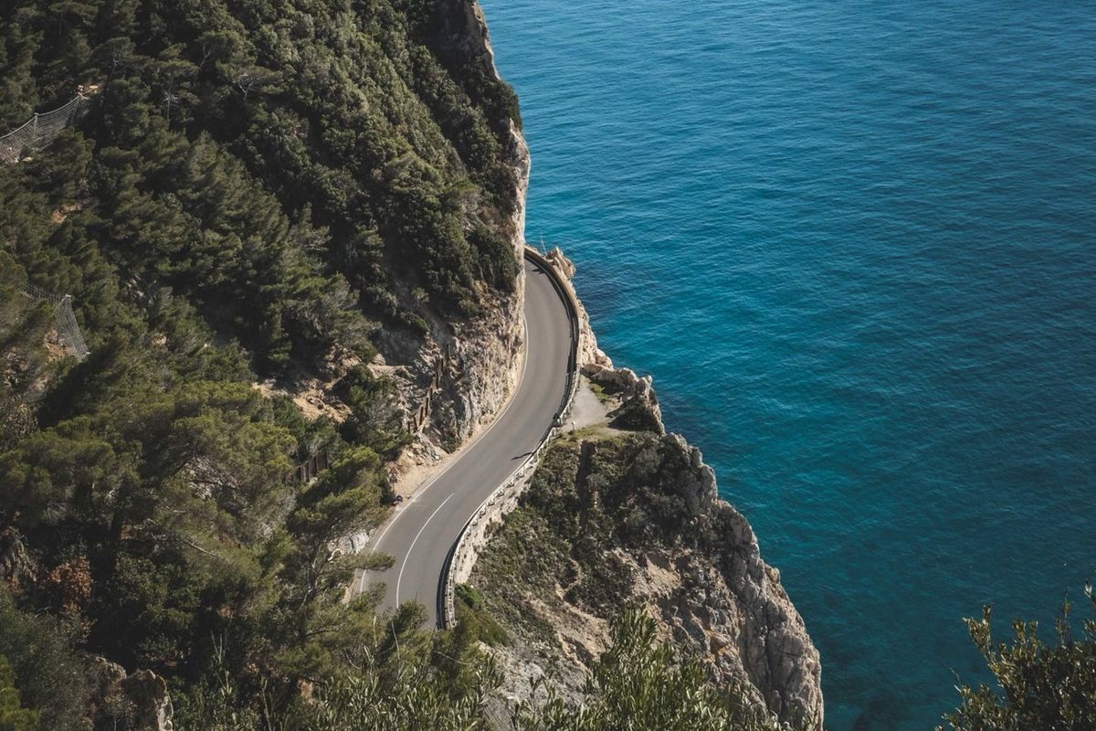 Route en corniche au-dessus de la mer