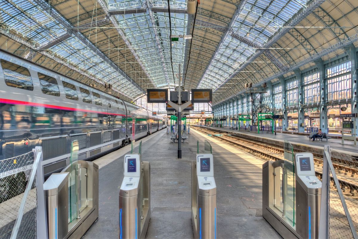 Quai de la gare de Bordeaux Saint-Jean sous la verrière