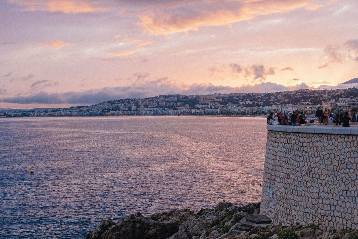 Bord de mer méditerranéen au coucher du soleil