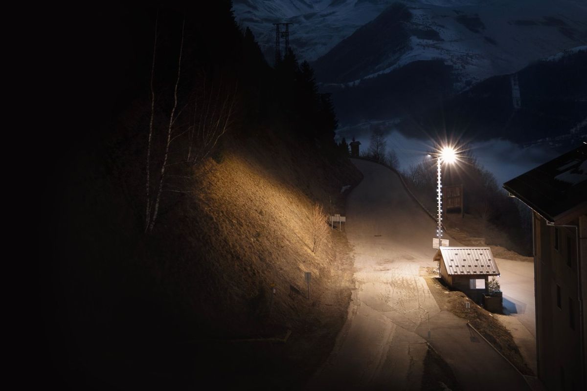 Route de montagne éclairée de nuit
