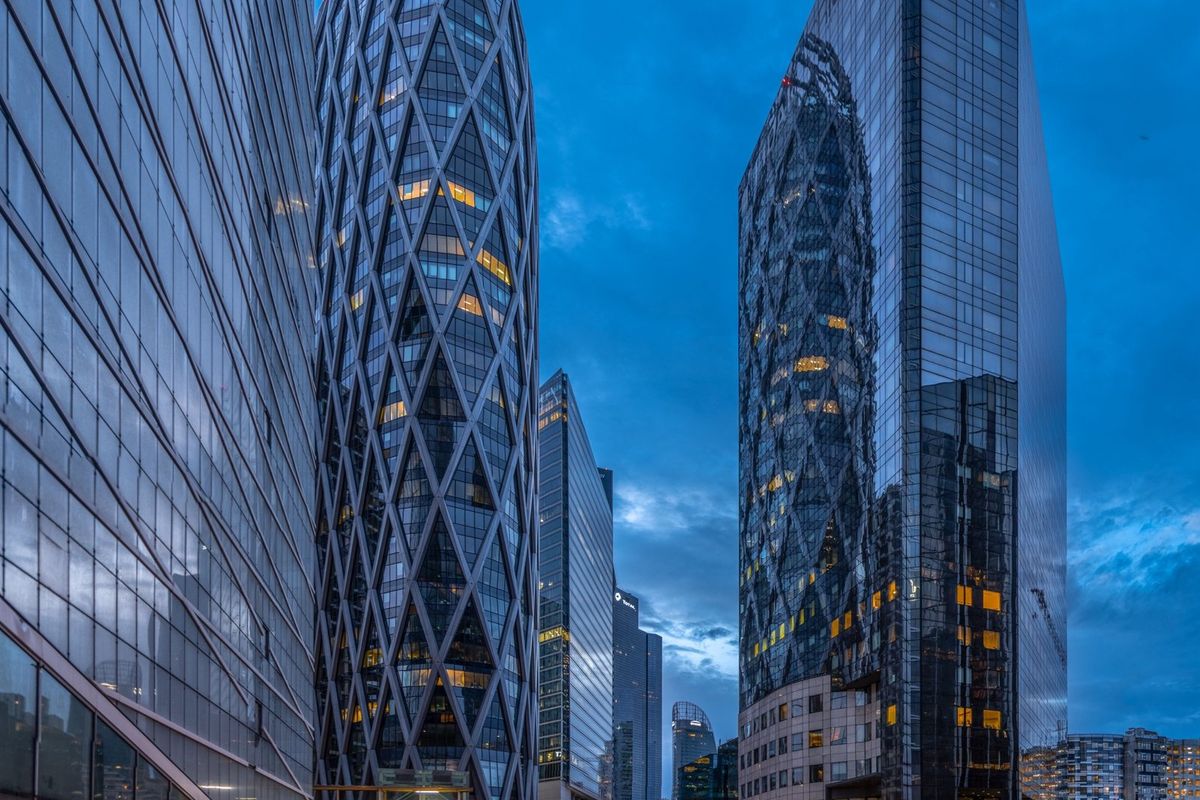 Tours d'un quartier d'affaires à la tombée de la nuit