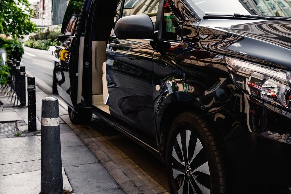 Van noir, porte latérale ouverte sur l'habitacle
