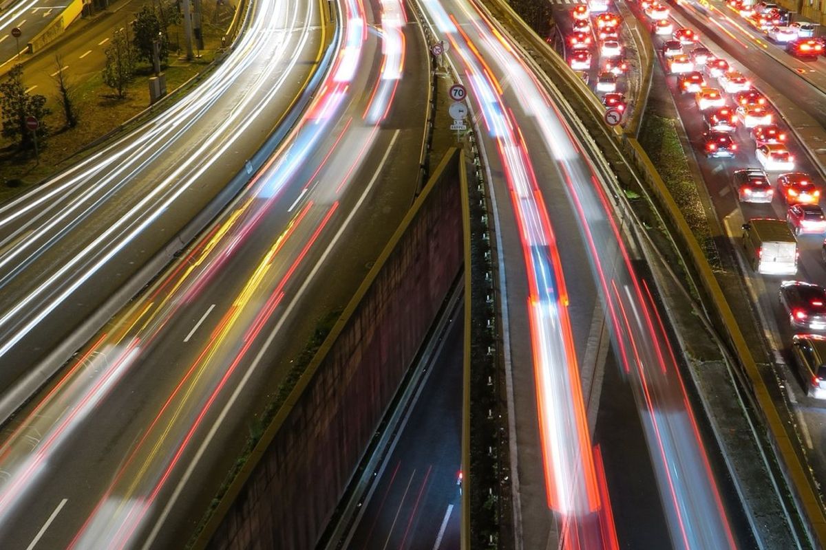 Circulation de nuit sur une voie rapide en ville